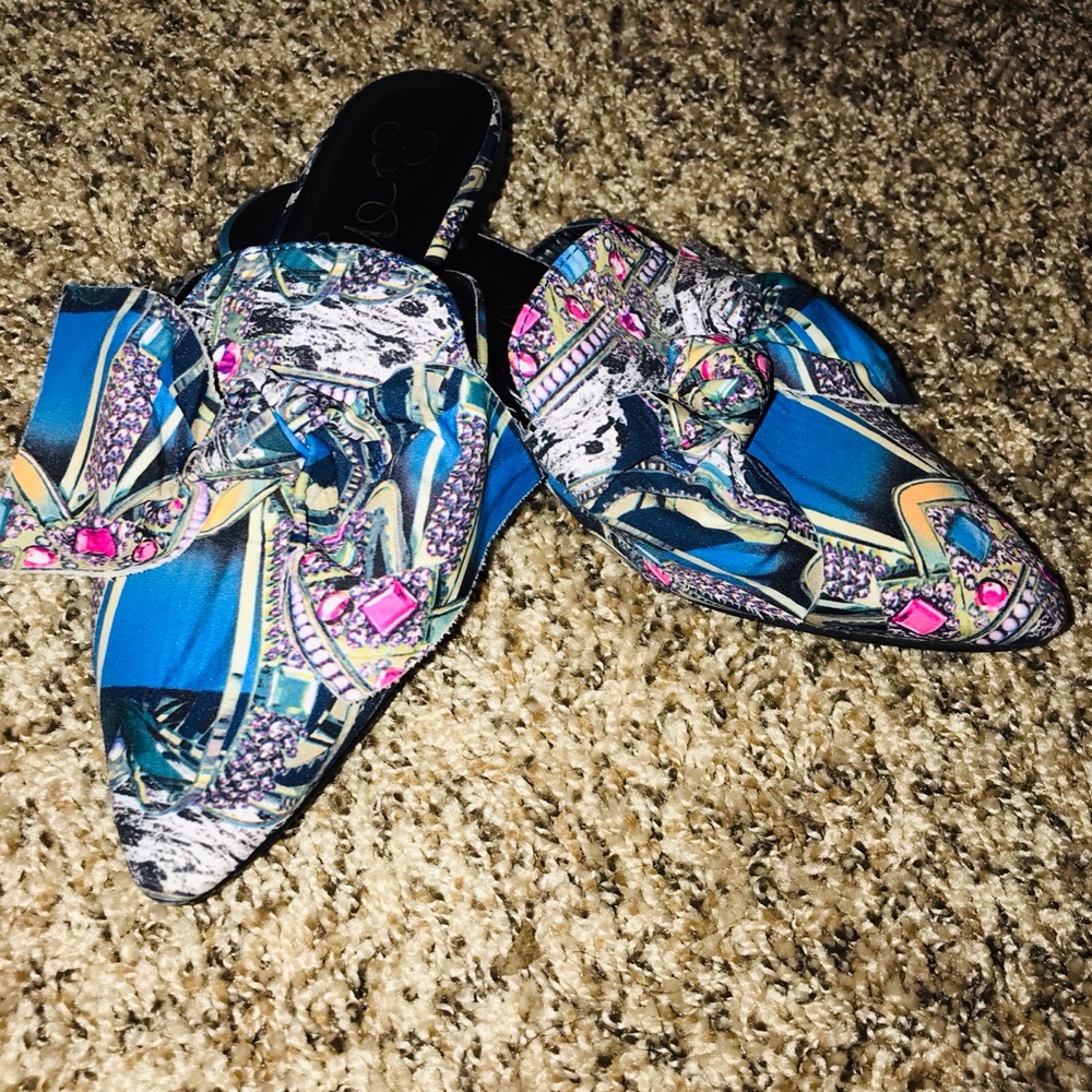 Bow tie point toe mule flats
